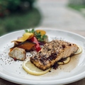 料理メニュー写真&nbsp;グリルした、肉厚サーモンのレモンバターソース