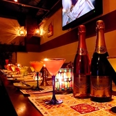 2名様からご利用いただける個室を完備しています。間接照明の温かさが心地よい空間で、周りを気にせずゆったりとリラックスしていただけます。大切な人との食事や記念日など、特別なひとときを心ゆくまでお過ごしください。