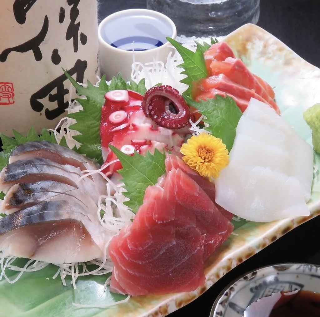 朝仕入れ鮮魚を職人が丁寧に 仕上げた、鮮度自慢の刺身で す。
