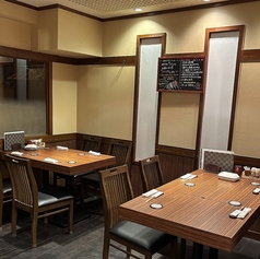 隣席が気になりにくい背面配置