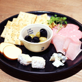 料理メニュー写真 生ハムとチーズのシェフのお任せ盛り