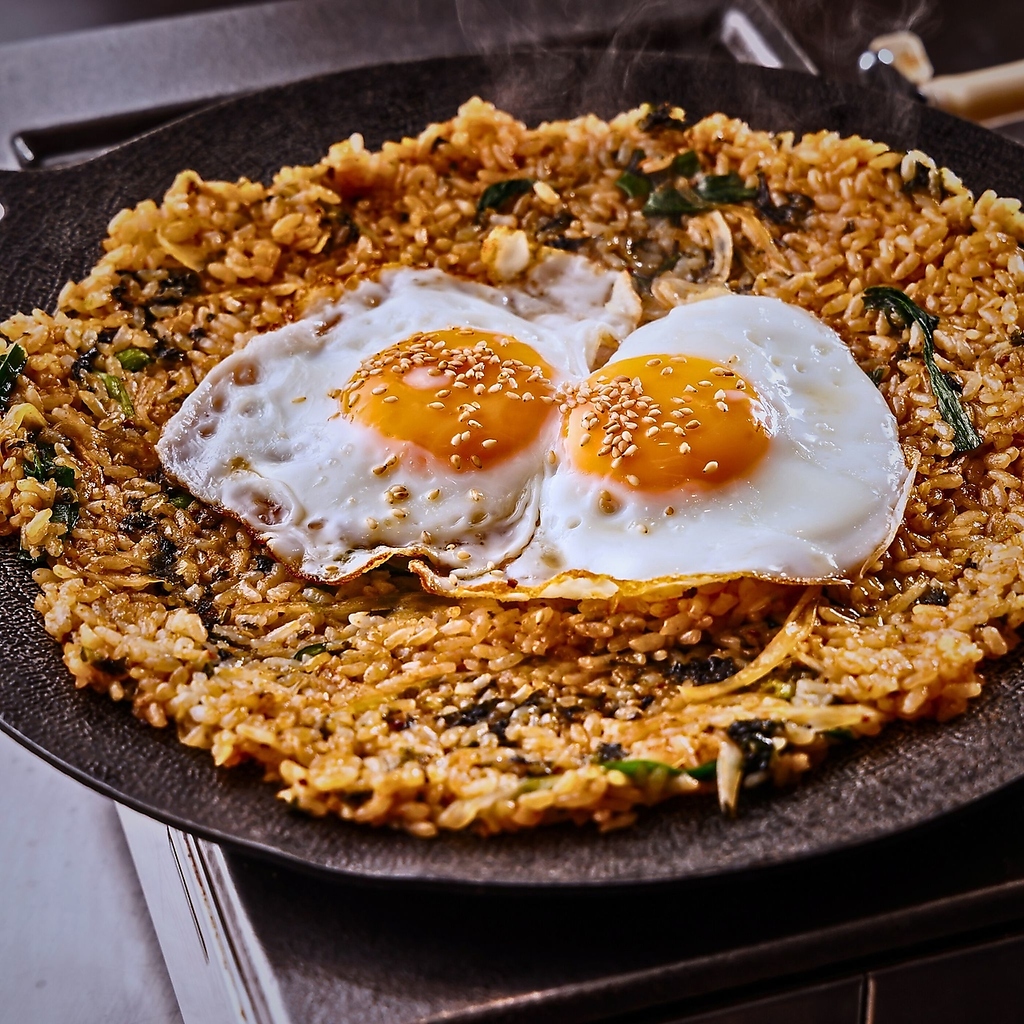 締めの一番人気は、焼き飯。目玉焼きが2つのっています。おこげを作って香ばしくお召し上がり下さい