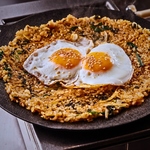 締めの一番人気は、焼き飯。目玉焼きが2つのっています。おこげを作って香ばしくお召し上がり下さい