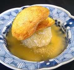 新じゃがの揚げ饅頭 筍、鴨、実山椒鋳込み 銀餡 じゃがチップス 粉山椒