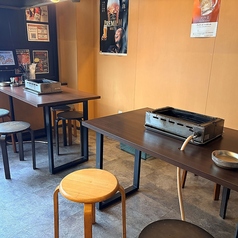 【どんなシーンにも♪】総席数70席の開放感ある店内は、大衆焼肉と思わせるような下町感溢れる趣で明るく活気のある空間♪コスパ◎ですので、サークルや宴会など学生の方のご利用にもオススメ◎