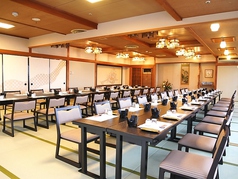 【宴会場】千景…ほてるISAGO神戸で１番大きな宴会場です。テーブルお席座敷席なので、ご年配の方にも負担なく楽しんで頂けます。大きな窓からは、神戸の夜景が楽しめます。最大収容人数は90人で大人数の会合などにも適しています。