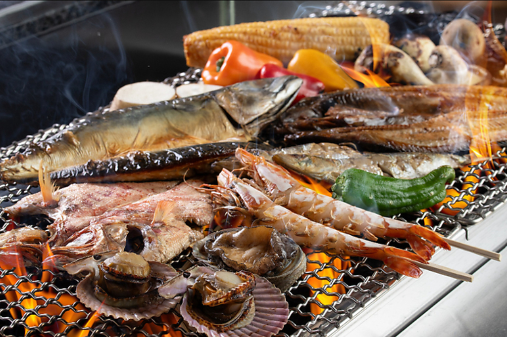 当店の炉端焼きは、季節ごとの新鮮な海鮮や野菜を使用し、豊富なメニューを提供しています。