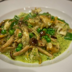 つぶ貝と茸 春豆 香草バターのフリカッセ