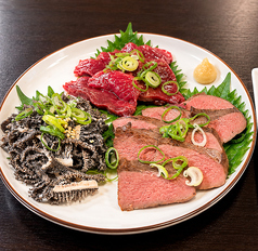 焼肉屋の刺身3種盛り