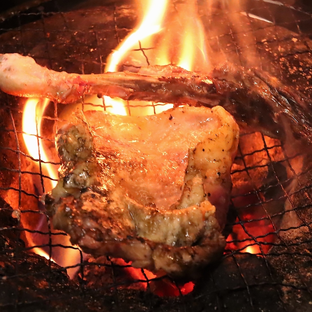 炭火焼は地鶏のうまみを閉じ込め噛んだ瞬間に肉汁と炭の香ばしい風味が口の中いっぱいに広がります♪