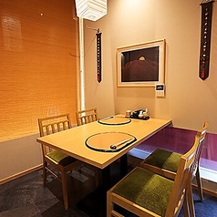 当店のテーブル席は、ゆったりとしたスペースが魅力です♪あたたかみを感じるインテリアに囲まれ、リラックスした時間をお過ごしいただけます。デートや家族との食事、友人との飲み会にぴったりな環境が整っています☆接待や会食にも適した雰囲気で、大切なひとときを演出します！