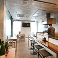 ぬくもりを感じさせる暖かみのある店内は、ご友人やご家族で気兼ねなくご来店下さい。シックで落ち着きある店内は、カジュアルにご利用頂けます。
