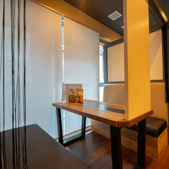 広々としたソファー席はまったり話したい女子会や飲み会などにピッタリです！コース料理の他に、一品料理も豊富に取り揃えておりますので、お食事メインで楽しみたい方もぜひお気軽にお立ち寄りください！お子様と一緒に楽しんでいただけるパスタやピザもございますので、ご家族様でのご利用にもおすすめです♪