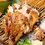 徳島の阿波尾鶏を使ったもも肉の藁炙り焼きは絶品！四国の銘酒と一緒にお召し上がり下さい。