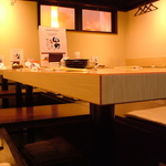 白がベースの落ち着きある店内。30名の宴会ができる掘りごたつ席です。