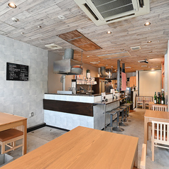 大人数宴会でのご利用も可能！同窓会や仕事仲間との飲み会、女子会など様々な場面でご利用ください。テーブル席でごゆっくりお過ごしください。