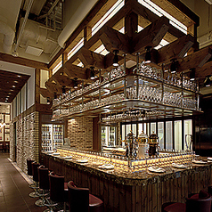 接待や会食などのビジネスシーンにもご利用いただけるカウンター席です。落ち着いた洗練された雰囲気の中で、美味しいドイツ料理とお酒を楽しみながら、大切な方との会話を深めることができます☆