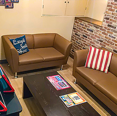 パーティールームは、大人数でのご利用可能なタイプのお部屋です。ステージ付のルームから、開放感あふれる窓際のルームまで、カラオケ以外の多用途にご利用いただけます。詳細は各店舗にお問い合せ下さい。