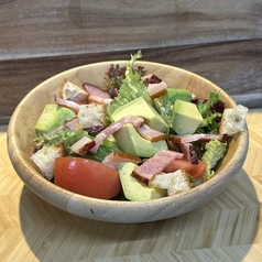 ベーコンとアボカドの温玉シーザーサラダ