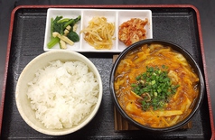 本場韓国の味辛麺定食500円