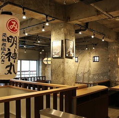 【2階：テーブル席6名×1卓】洗練されたコンクリートの壁と温かみのある照明が印象的な店内。落ち着いた雰囲気の中で、ゆったりとしたお席で美味しい藁焼きをお楽しみいただけます。