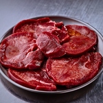 牛タンは厚めでご用意。うま味たっぷり。