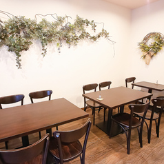 清潔感ある落ち着いた店内となっている当店では4名でご利用いただけるテーブル席を2席ご用意しています。ご家族でのお食事や女子会利用に適しており様々な用途でご利用いただくことができます。テーブル席を連結することで団体様でのご利用も可能となっております！ぜひご来店をお待ちしております。