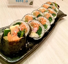 【鮮やかな色合いが食欲をそそる一皿♪】キンパの写真