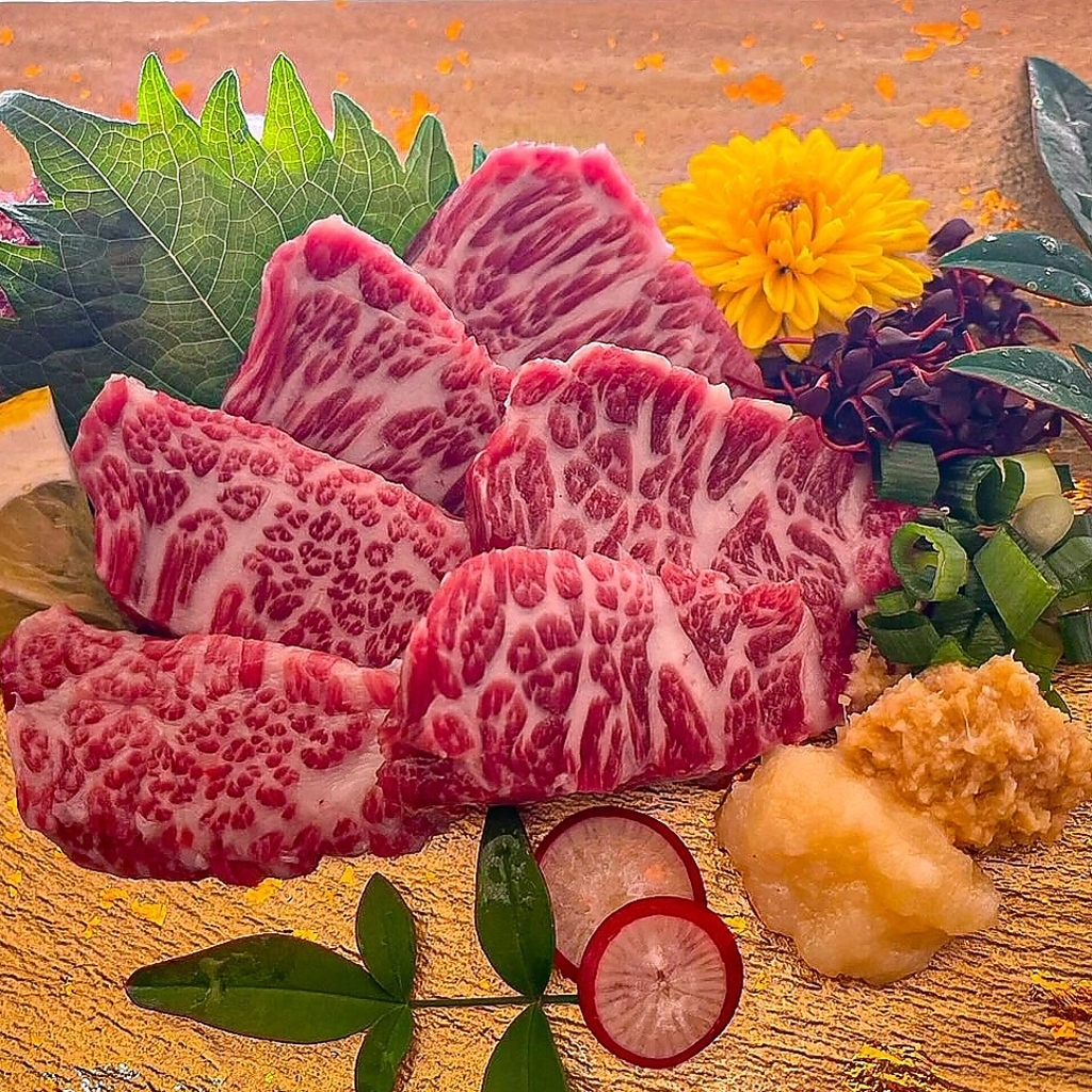 繊細な肉質と深い旨味が絶妙に調和した「霜降り特上馬刺し」。お酒と一緒に食べれば更に美味しさUP！