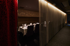 当店の半個室席は、各卓に仕切りがあり、椅子とソファーでゆったりとした時間をお過ごしいただけます。心地よいインテリアに囲まれ、特別な食材を使った料理がお楽しみいただけます。家族や友人との大切な時間、また大人のデートにも最適です。心温まる料理と共に、リラックスしたひとときをお楽しみください。