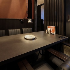 【焼肉エリア】椅子タイプの6名席　半個室として利用可。お好みですけどベンチシートのお席よりリッチな雰囲気に。