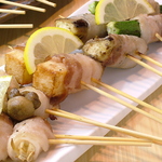 炭火でじ～っくり焼いた串焼き。旬菜を黒豚で巻いた黒豚巻が美味。その他、鹿児島料理も多数ご用意。