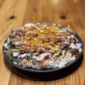 <テイクアウト>平日11:30 - 14:00までテイクアウトも承っています！人気のチキンオーバーライスやチャーシュー丼をリーズナブルにご提供しています。ぜひご利用ください。