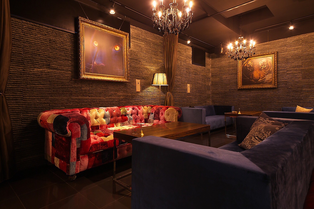 【栄・久屋大通駅スグ！】ビルの３階エレベーターの扉が開くとシャンデリア煌くラグジュ空間が広がる