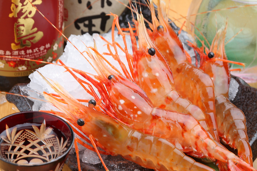 水槽からあげたばかりの活きた魚介を調理いたします