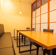 【1階半個室席：2名～10名】各種ご宴会やご会食・慶事/法事などのご利用に◎魚時会館 おさかな亭の1階には、可動式間仕切りで仕切られた半個室席をご用意。ご友人やご家族とのお食事、ビジネスミーティングなど利用シーンを問わず気軽にお使いいただけます。程よいプライバシーを保ちながら、ゆったりとしたひとときを。