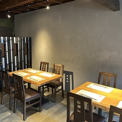 宴会や会合など様々なシーンでご利用いただける広々としたテーブル席。大人数様でのご利用も可能です。