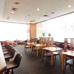 広々と居心地の良いテーブル席