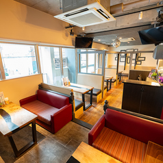 ゆったり座れるソファー席は、長時間の飲み会にもリラックスしてお過ごしいただけます。洗練されたお洒落な店内は、どこかほっと落ち着く心地よい空間。気張ることなくカジュアルにワインやグリル料理をご堪能いただけます◎飲み放題付きのコースもございますのでテーブルを囲みながら素敵なひと時をお楽しみください！