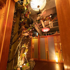 最大100名様までご利用可能な広々とした店内は、会社宴会、歓送迎会、同窓会、結婚式の二次会など、団体様でのご利用に最適です◎！店舗貸切のご予約も承っておりますので、お気軽にお問い合わせください♪