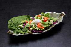 海老とアボカドのシーザーサラダ温玉のせ