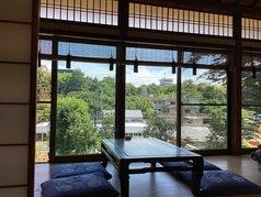 縁側で外の景色を眺めながらのんびりお過ごしいただけます