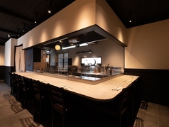 シェフが調理しているところを目の前で楽しむことができます。