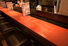 大切な人と並んでお食事を楽しめるカウンター席◎陽気なお店のスタッフたちと会話に花が咲く♪