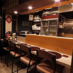 お一人様や親しい方とのお食事におすすめはカウンター席では、目の前で調理される姿を見ることができ、店主の技を間近で堪能できます。季節の食材を使った美味しいお料理をご堪能ください。