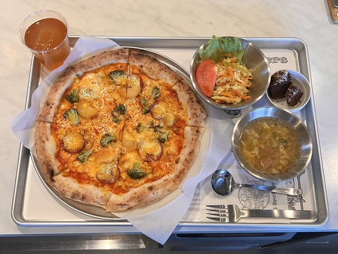 【Aランチ】日替わりソースの彩り野菜のピザの写真