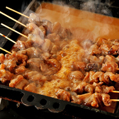 【名物どて焼き】牛すじを串に刺し、西京味噌をベースにしたタレでじっくり焼き上げる名物どて焼き。香ばしい香りと深い旨味が広がり、ひと口ごとに心温まる味わい。自慢の一品は、お酒のお供にもぴったりです。ぜひご賞味ください。こだわりのレモンサワーとどうぞ！