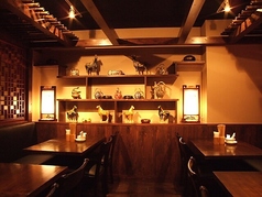 温かみのある木目を基調としたテーブル席は、ゆったりと落ち着いた雰囲気でお食事をお楽しみいただけます。隣席との間隔も程よく、プライベート感を保ちながらも開放的な空間。ご友人やご家族との普段使いはもちろん、デートや少人数の宴会にも最適です。