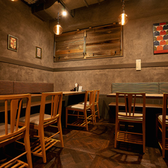 渋谷で気軽に立ち寄れる居酒屋をお探しなら当店へ。カウンター席では職人の鉄板焼きを間近に。名物の梅干サワーやレモンサワー片手に、出汁巻き玉子や天ぷらを楽しむ夜にぴったり。少人数飲み会から女子会まで幅広く対応し、落ち着いた照明が心地よい雰囲気を演出します。