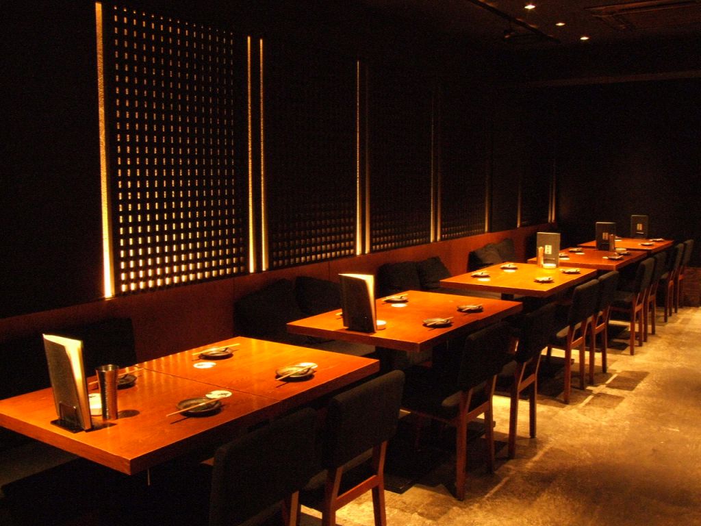 落ち着いた店内でこだわりの料理を堪能できる♪